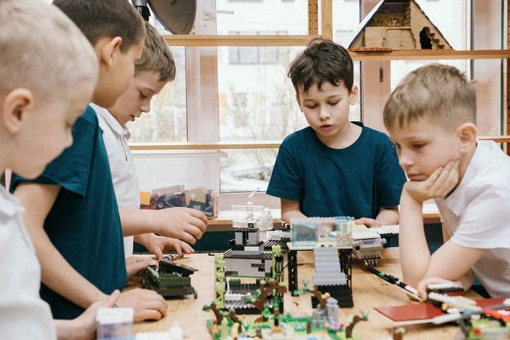 Ученики собирают модель за столом