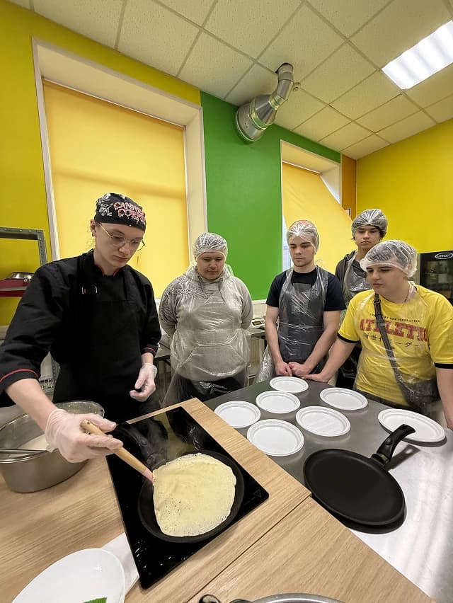 Участники практического занятия на кухне