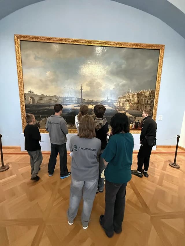 Школьники на экскурсии в музее